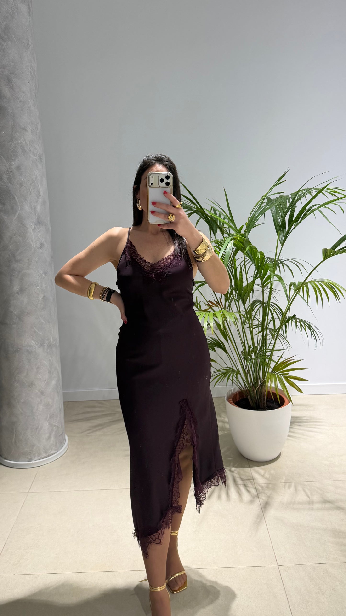Vestido Burdeos encaje pico