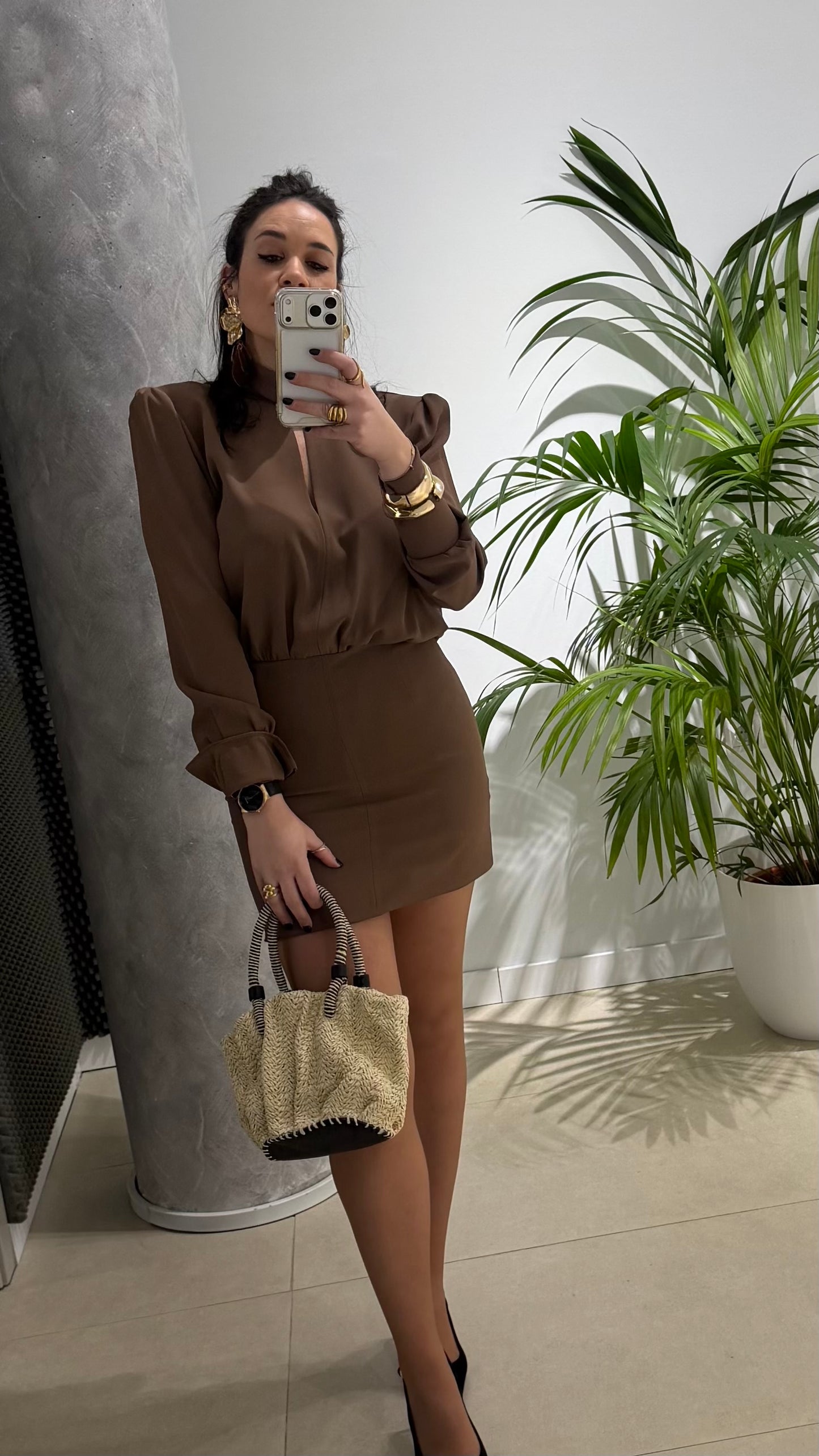 Vestido corto con hombreras y espalda descubierta
