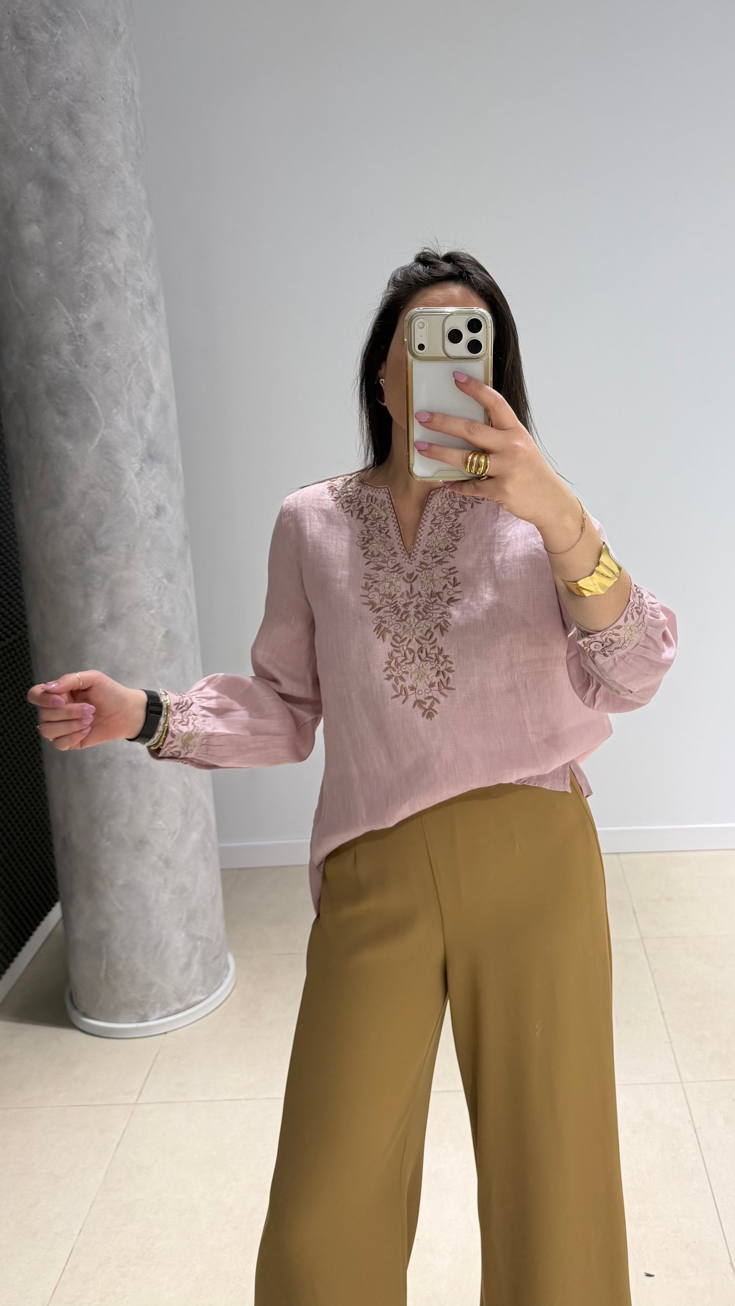 Camisa de lino con bordado rosa