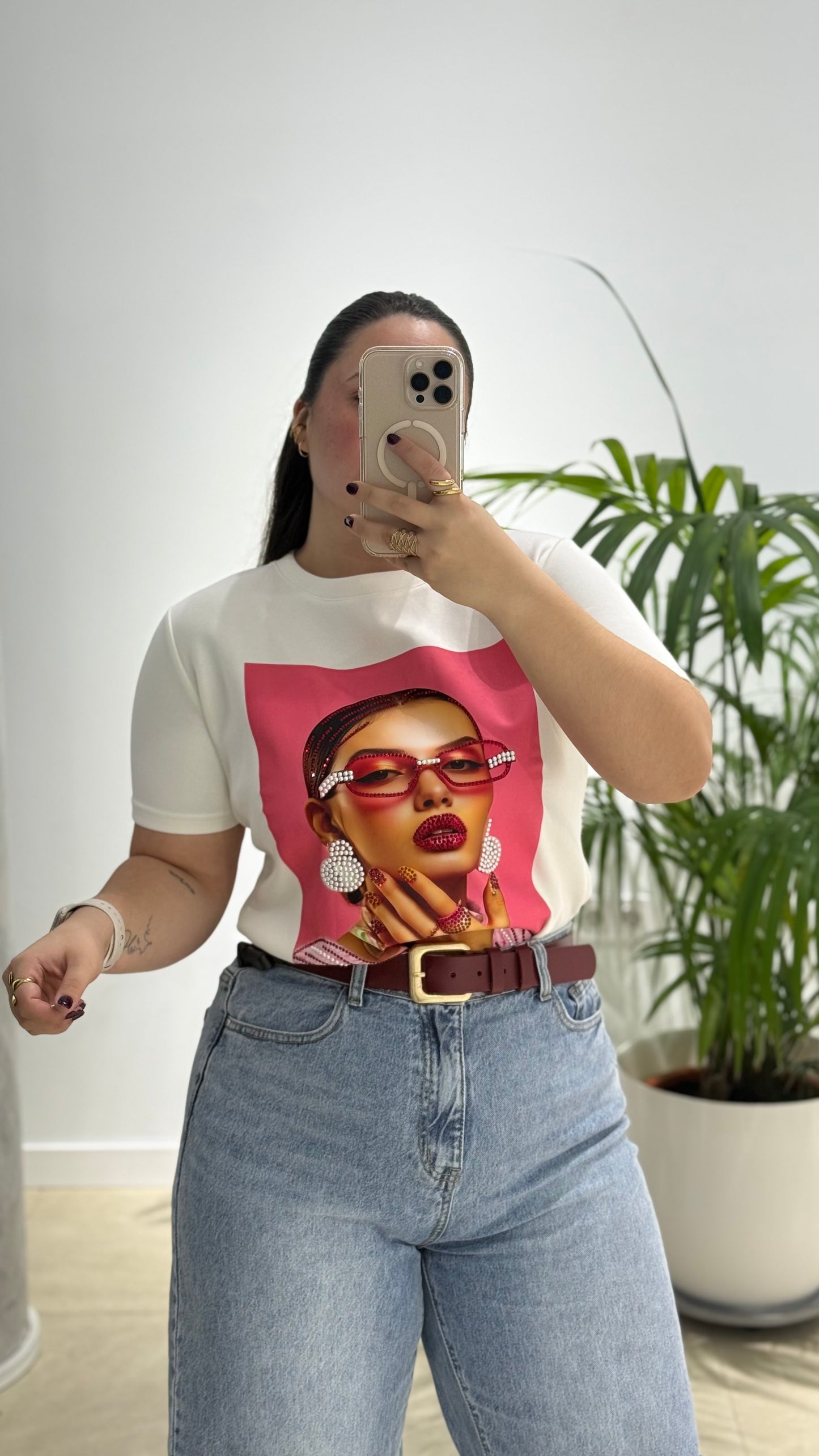 Camiseta con detalles de perlas