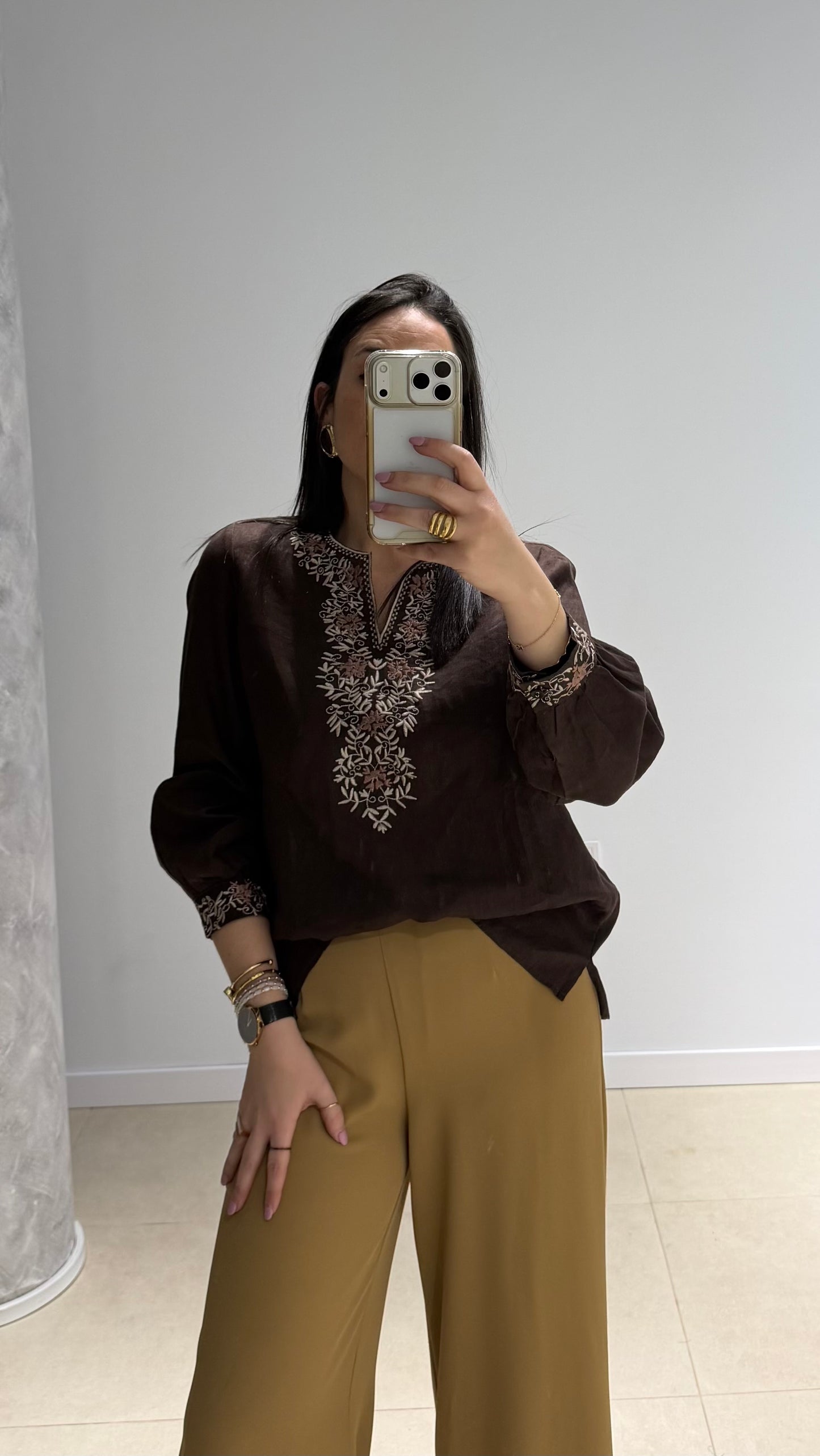 Camisa de lino con bordado marrón
