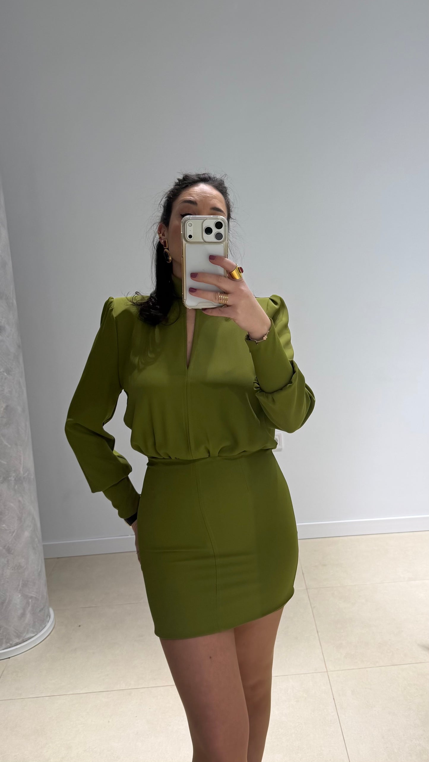 Vestido corto con hombreras y espalda descubierta