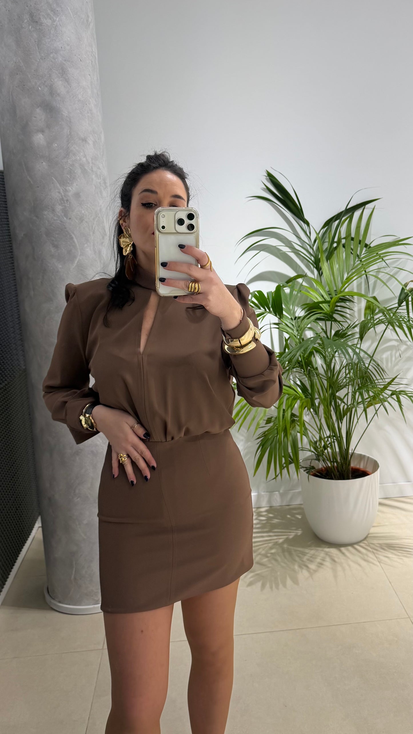 Vestido corto con hombreras y espalda descubierta