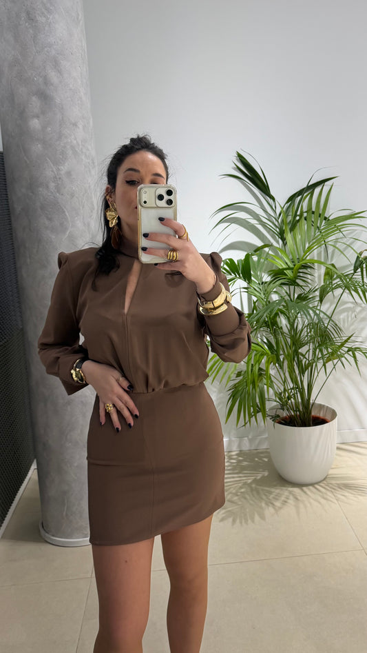 Vestido corto con hombreras y espalda descubierta